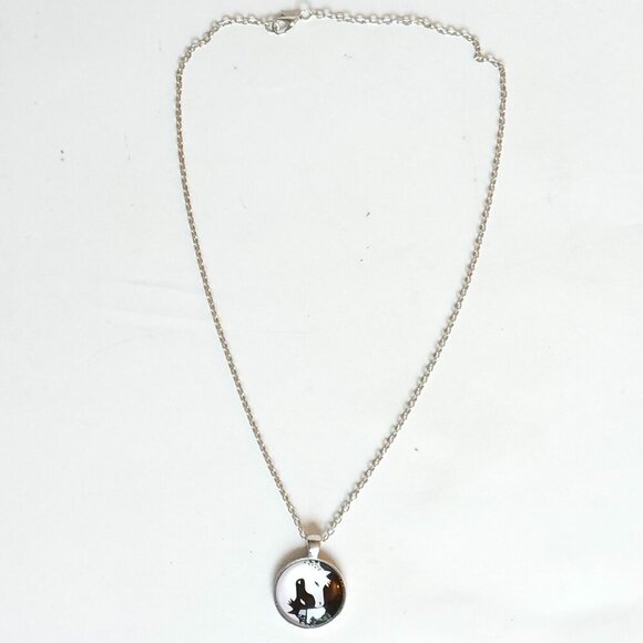 VINTAGE BLACK WHITE HORSE pendant Silver tone necklace 20" - Picture 3 of 4